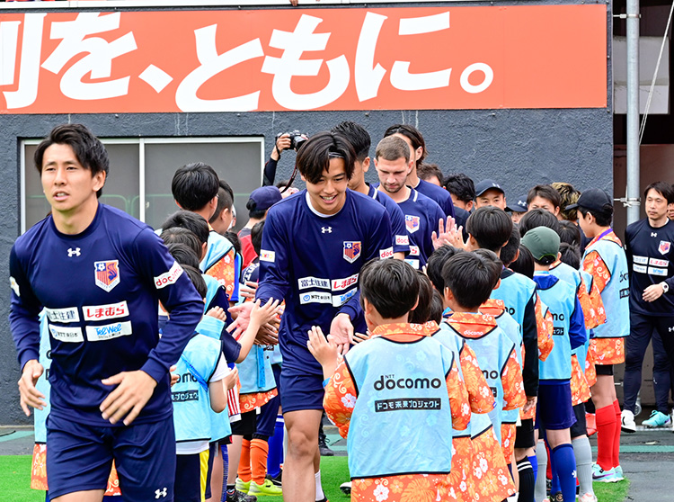 大宮アルディージャ | 大宮アルディージャ 2024 ドコモ未来フィールド | 選手をハイタッチでお出迎えする様子