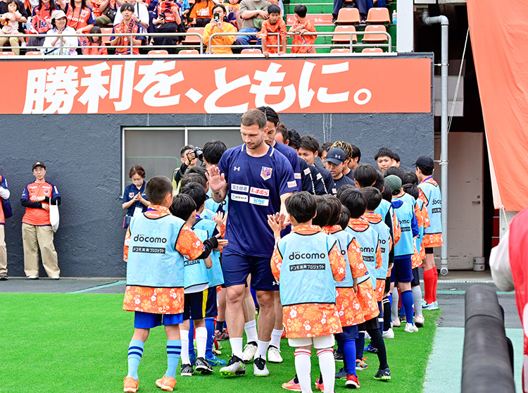 大宮アルディージャ | 大宮アルディージャ 2024 ドコモ未来フィールド | 選手をハイタッチでお出迎えする様子