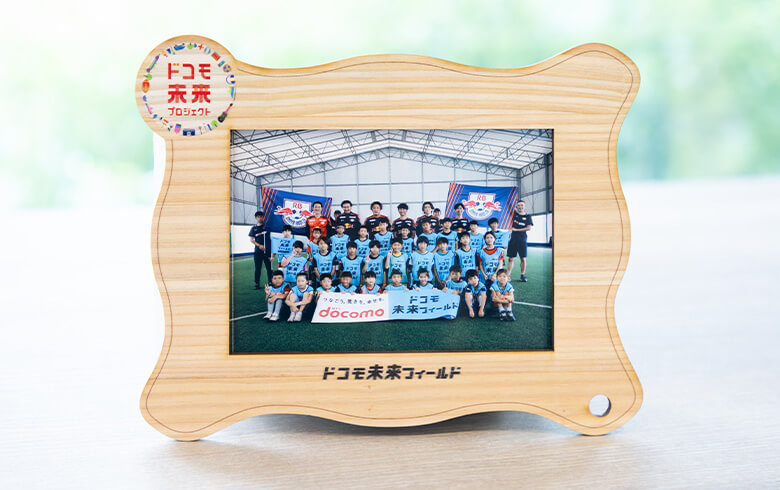 RB大宮アルディージャ | RB大宮アルディージャ 2025 ドコモ未来フィールド | 体験イベント参加者の集合写真