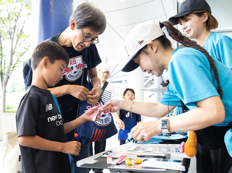 RB大宮アルディージャ | RB大宮アルディージャ 2025 ドコモ未来フィールド | スタジアムに集合する参加者たち