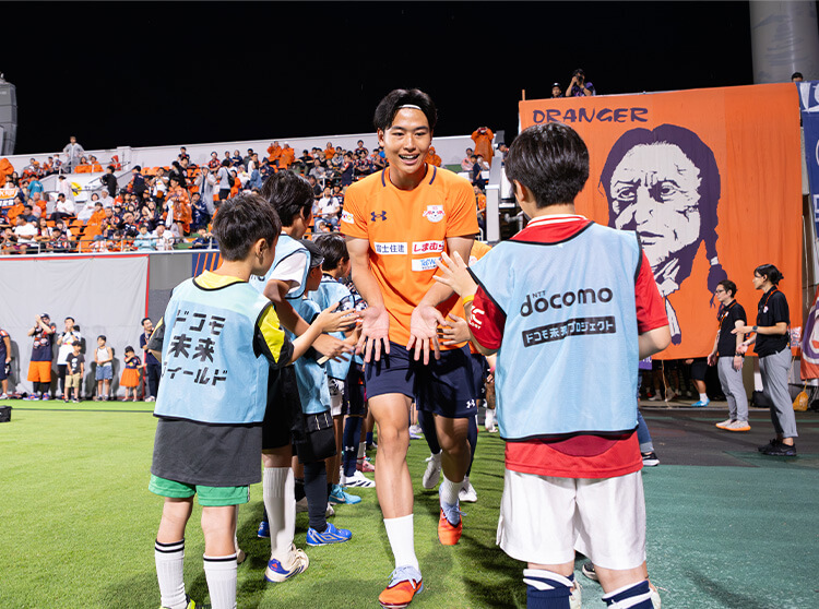 RB大宮アルディージャ | RB大宮アルディージャ 2025 ドコモ未来フィールド | 選手をお出迎えする様子