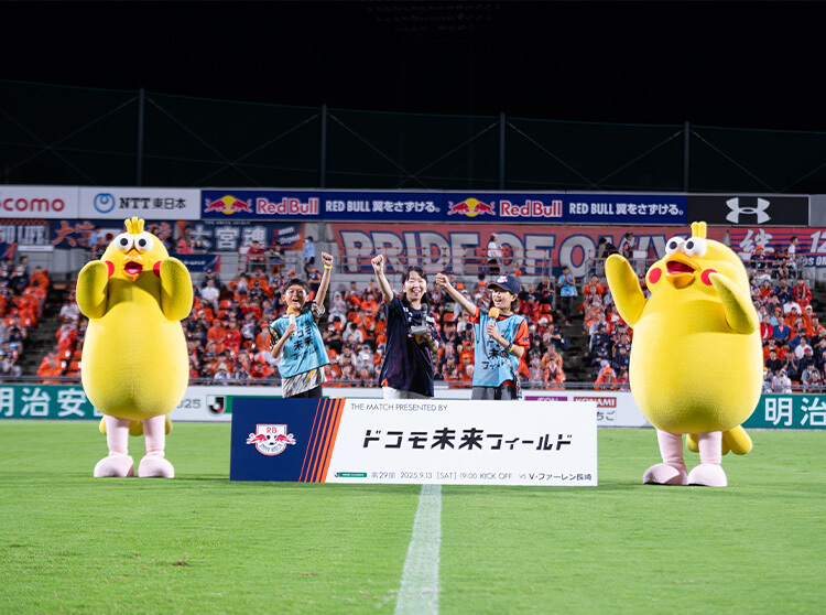 RB大宮アルディージャ | RB大宮アルディージャ 2025 ドコモ未来フィールド | ピッチ挨拶、フラッグベアラー、キッズサポーターに参加する子供達