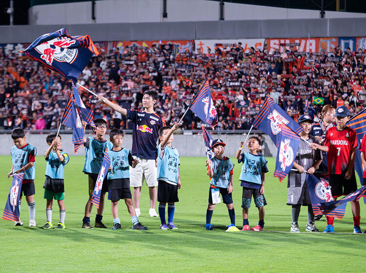 RB大宮アルディージャ | RB大宮アルディージャ 2025 ドコモ未来フィールド | ピッチ挨拶、フラッグベアラー、キッズサポーターに参加する子供達