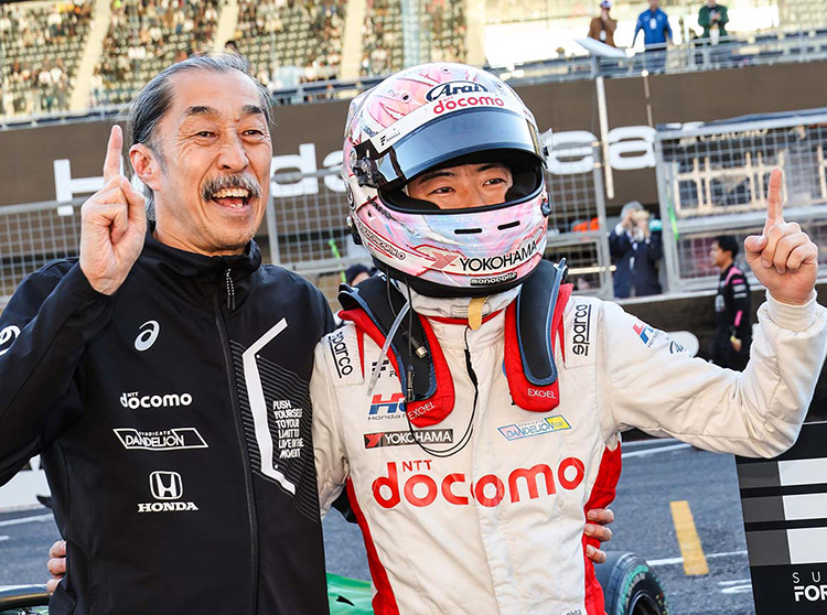 浦安D-Rocks | 2024 ドコモ未来フィールド | 喜ぶチームスタッフと太田選手
