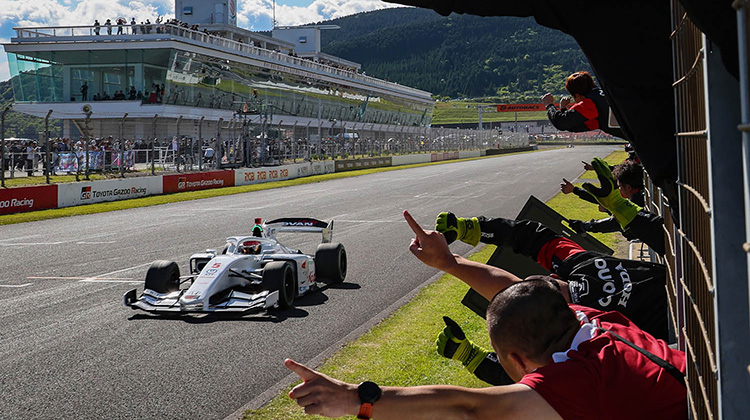 ダンディライアンレーシング | ダンディライアンレーシング 牧野任祐選手悲願の初優勝 | レース中の様子