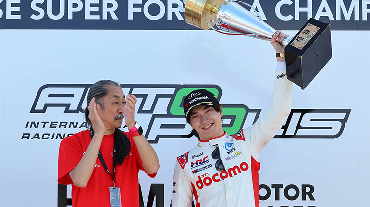 ダンディライアンレーシング | ダンディライアンレーシング 牧野任祐選手悲願の初優勝 | 村岡総監督とトロフィーを掲げる牧野任祐選手