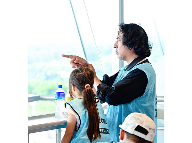 ダンディライアンレーシング | 2024 ドコモ未来フィールド | プラチナルームに案内された子どもたちの様子