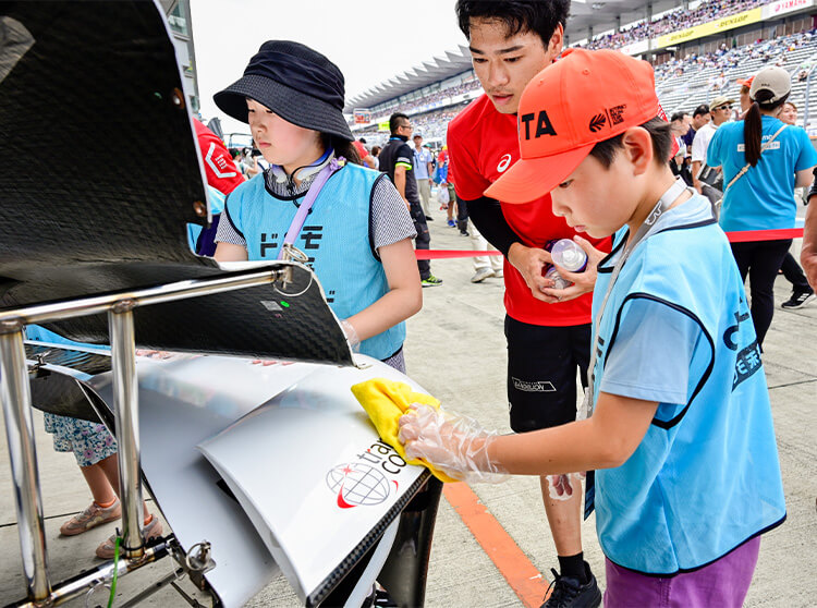 ダンディライアンレーシング | 2024 ドコモ未来フィールド | カウル磨きを体験する様子