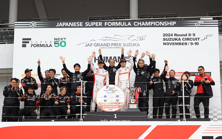 ダンディライアンレーシング | ダンディライアンレーシング 2024スーパーフォーミュラ | 表彰台の様子