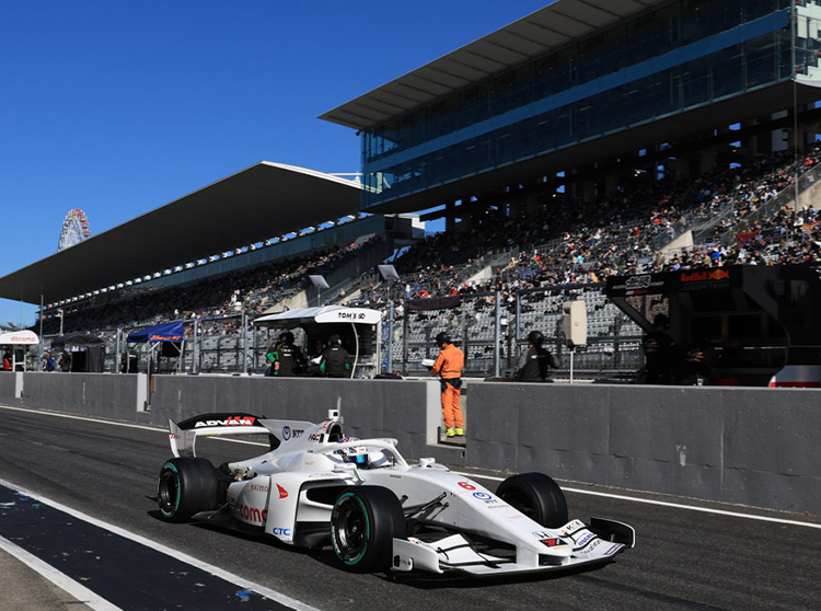 ダンディライアンレーシング | ダンディライアンレーシング 2024スーパーフォーミュラ | サーキットを走行する選手