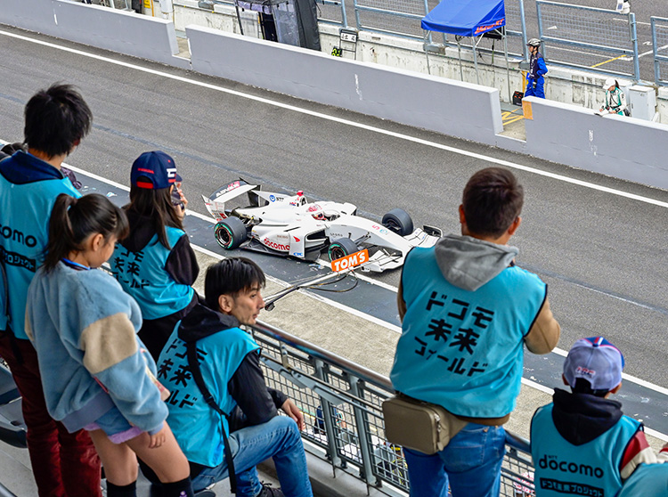 ダンディライアンレーシング | 2024 ドコモ未来フィールド | テラス席からの観戦の様子