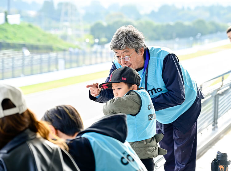ダンディライアンレーシング | 2024 ドコモ未来フィールド | テラス席からの観戦の様子