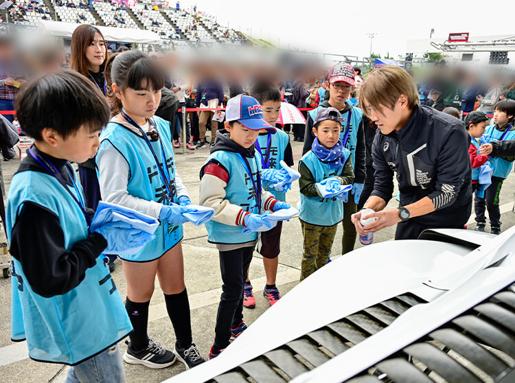 ダンディライアンレーシング | 2024 ドコモ未来フィールド | カウル磨きの体験