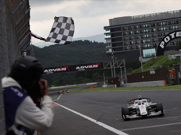 ダンディライアンレーシング | スーパーフォーミュラ第7戦 | ゴール後の太田選手