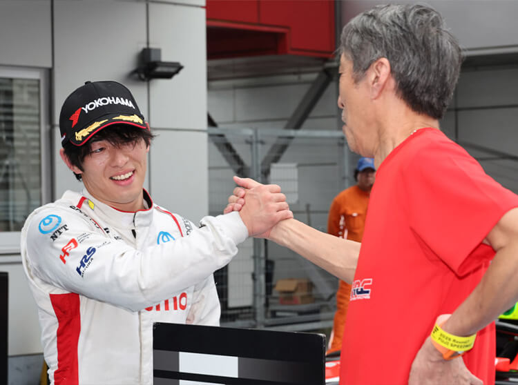 ダンディライアンレーシング | スーパーフォーミュラ第7戦 | ゴール後の太田選手