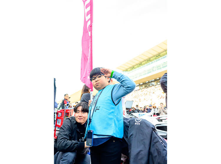 ダンディライアンレーシング | 2025 ドコモ未来フィールド | フラッグを掲げている子どもたち