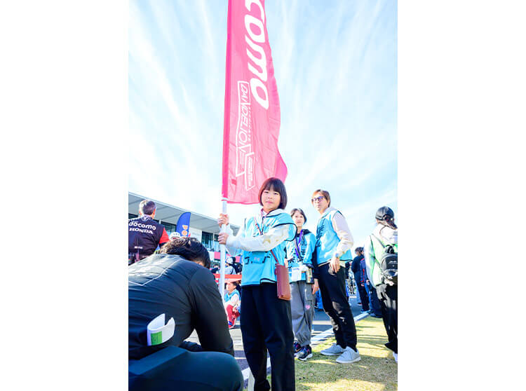 ダンディライアンレーシング | 2025 ドコモ未来フィールド | フラッグを掲げている子どもたち