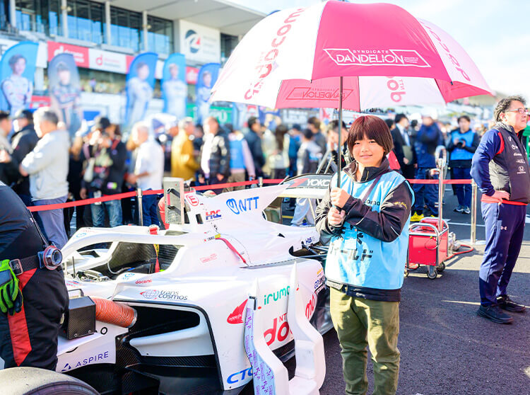 ダンディライアンレーシング | 2025 ドコモ未来フィールド | フラッグやパラソルを掲げている子どもたち