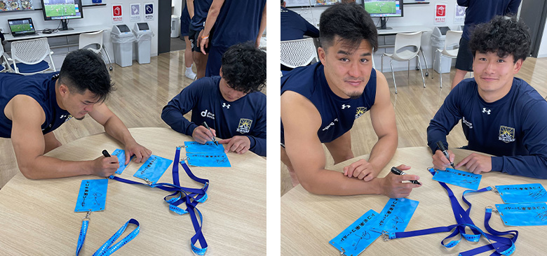 浦安D-Rocks | 2024 ドコモ未来フィールド | チケットホルダーにサインをする選手達