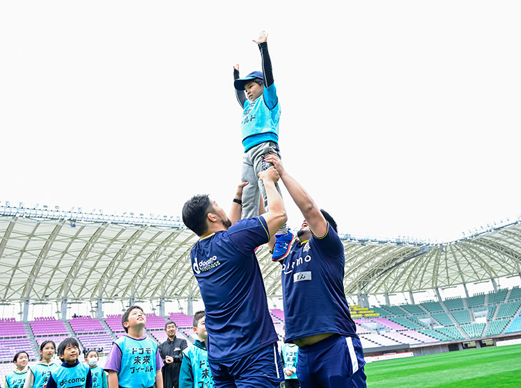 浦安D-Rocks | 2024 ドコモ未来フィールド | ラグビー体験をする子供達