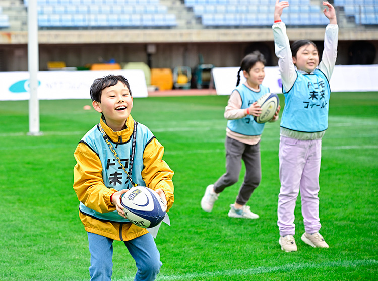浦安D-Rocks | 2024 ドコモ未来フィールド | ラグビー体験をする子供達