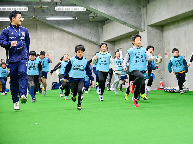 浦安D-Rocks | 2024 ドコモ未来フィールド | ラグビー体験をする子供達