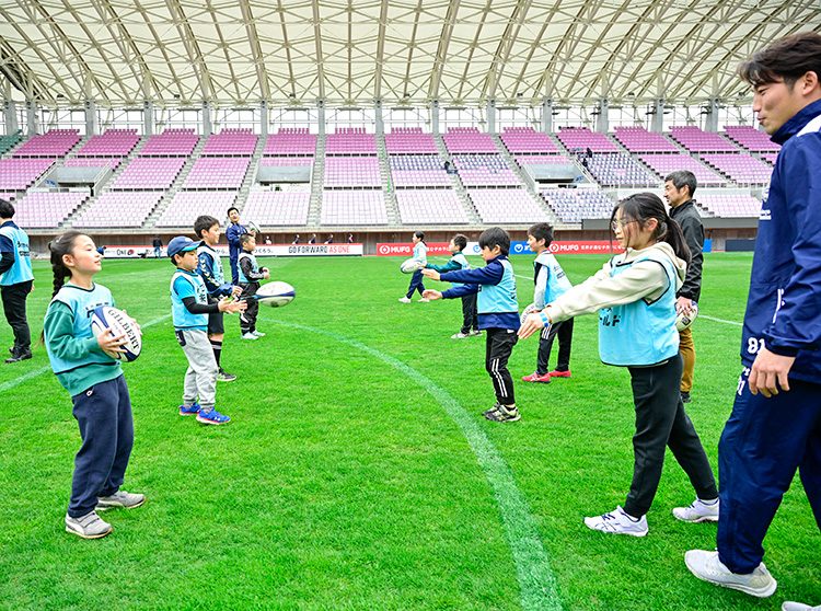 浦安D-Rocks | 2024 ドコモ未来フィールド | ラグビー体験をする子供達
