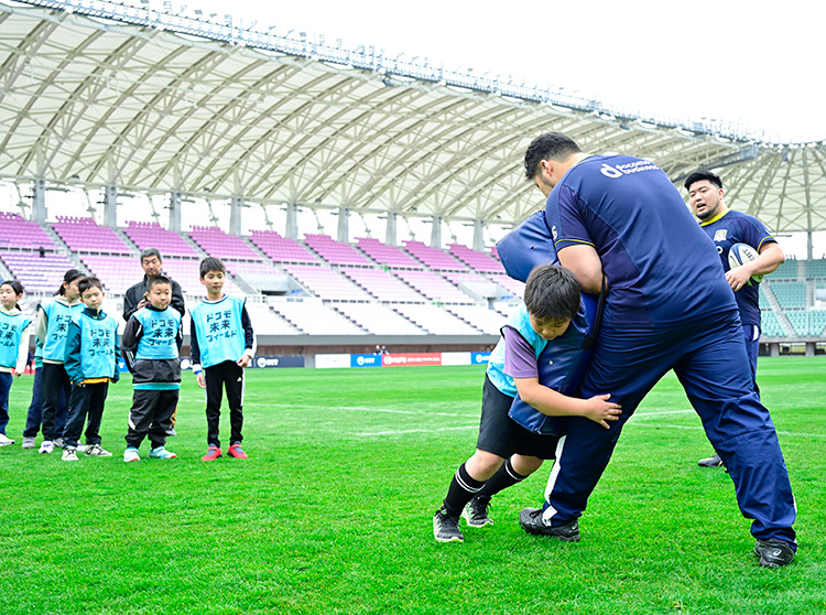 浦安D-Rocks | 2024 ドコモ未来フィールド | ラグビー体験をする子供達