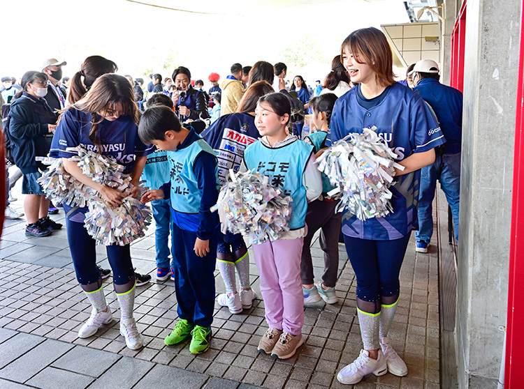 浦安D-Rocks | 2024 ドコモ未来フィールド | エントランスでお客さまをお出迎えする様子
