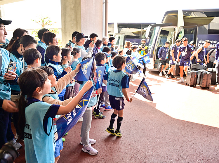 浦安D-Rocks | 2024 ドコモ未来フィールド | 到着した選手のお出迎えする子供達