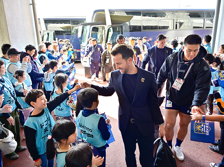浦安D-Rocks | 2024 ドコモ未来フィールド | 到着した選手のお出迎えする子供達