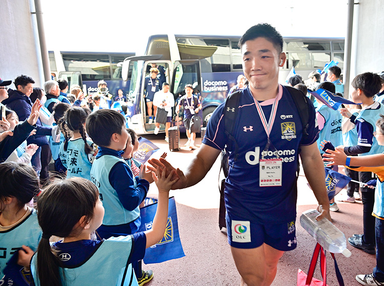 浦安D-Rocks | 2024 ドコモ未来フィールド | 到着した選手のお出迎えする子供達