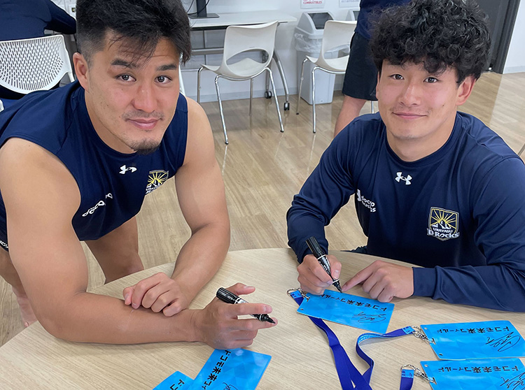 浦安D-Rocks | 2024 ドコモ未来フィールド | チケットホルダーにサインをする選手達