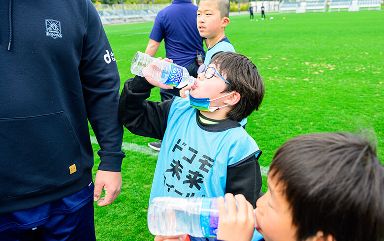 浦安D-Rocks | 2025 ドコモ未来フィールド | スポーツドリンクを飲む様子