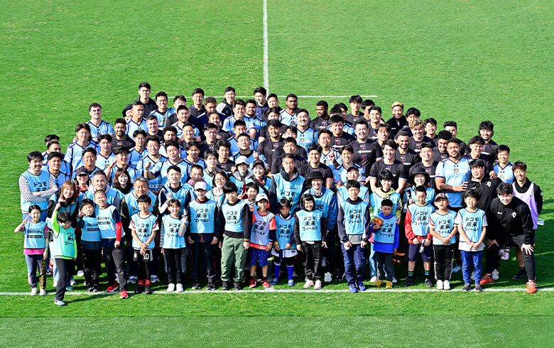 浦安D-Rocks | 2025 ドコモ未来フィールド | 両チームの選手と参加者全員の集合写真