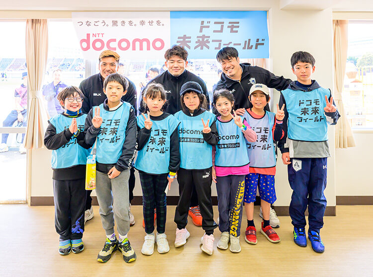 浦安D-Rocks | 2025 ドコモ未来フィールド | 選手と子供達の集合写真