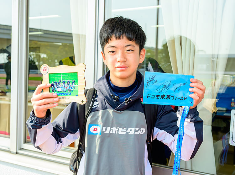 浦安D-Rocks | 2025 ドコモ未来フィールド | サイン入りチケットホルダーをもらう参加者たち