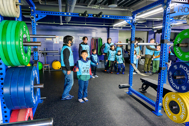 浦安D-Rocks | 2026 ドコモ未来フィールド | トレーニングルームを見学する様子