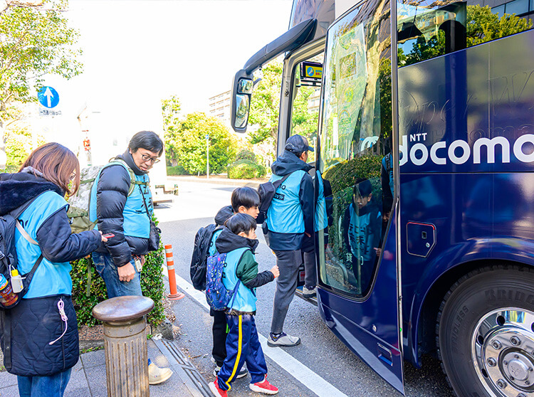 浦安D-Rocks | 2026 ドコモ未来フィールド | バスに乗り込む参加者の様子