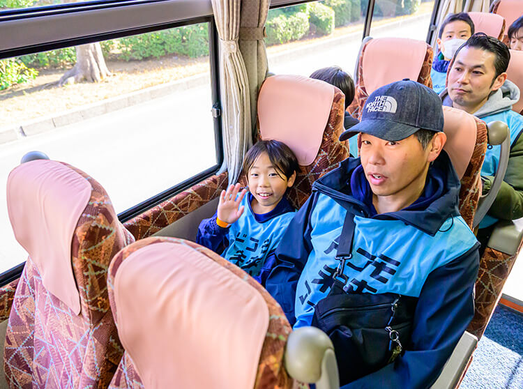 浦安D-Rocks | 2026 ドコモ未来フィールド | バスに乗り込む参加者の様子