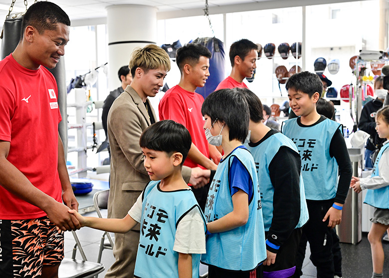 井上尚弥選手&大橋ボクシングジム | 2023 ドコモ未来フィールド | 選手のみなさんと握手でお別れをする子どもたち
