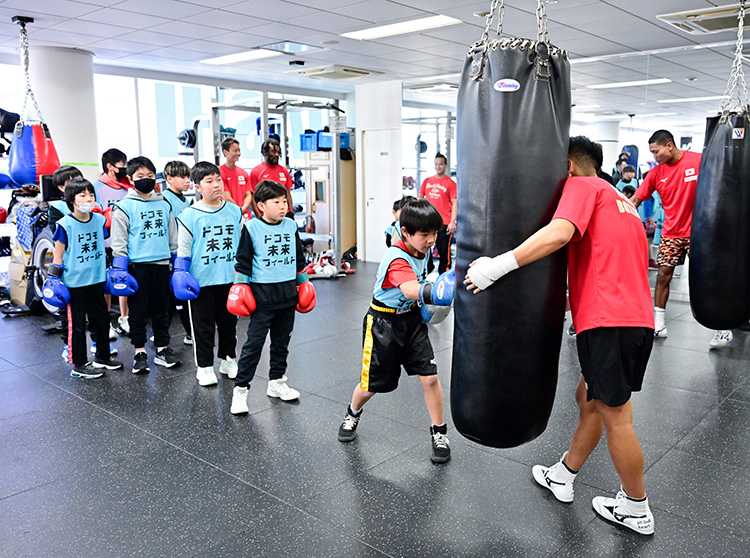 井上尚弥選手&大橋ボクシングジム | 2023 ドコモ未来フィールド | ボクシングの指導を受ける子どもたち