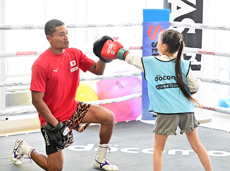 井上尚弥選手&大橋ボクシングジム | 2023 ドコモ未来フィールド | ボクシングの指導を受ける子どもたち