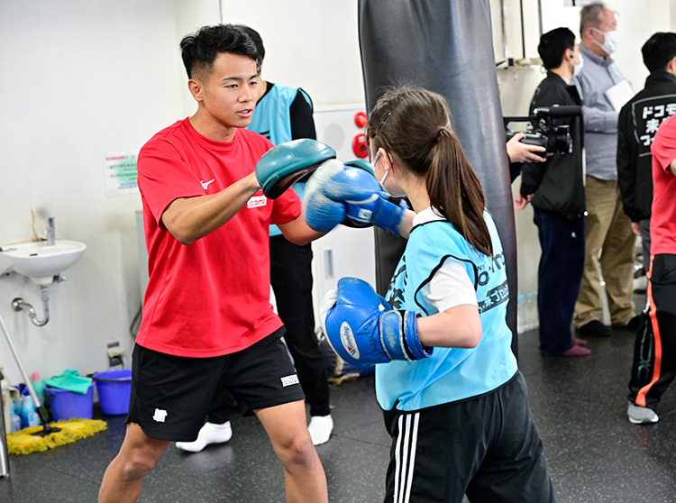 井上尚弥選手&大橋ボクシングジム | 2023 ドコモ未来フィールド | ボクシングの指導を受ける子どもたち
