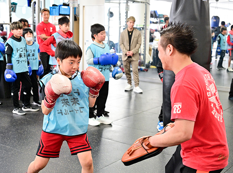 井上尚弥選手&大橋ボクシングジム | 2023 ドコモ未来フィールド | 井上選手と初対面する子どもたち