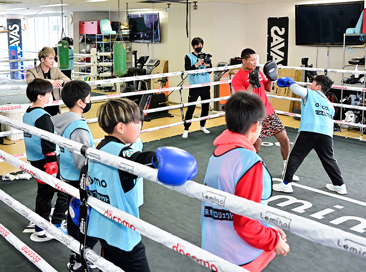井上尚弥選手&大橋ボクシングジム | 2023 ドコモ未来フィールド | 井上選手と初対面する子どもたち