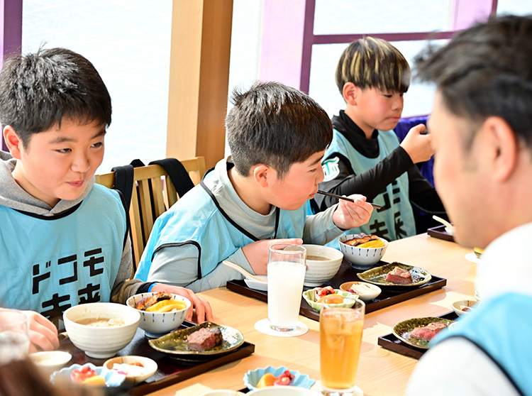井上尚弥選手&大橋ボクシングジム | 2023 ドコモ未来フィールド | 勝負メシ体験をする子どもたち