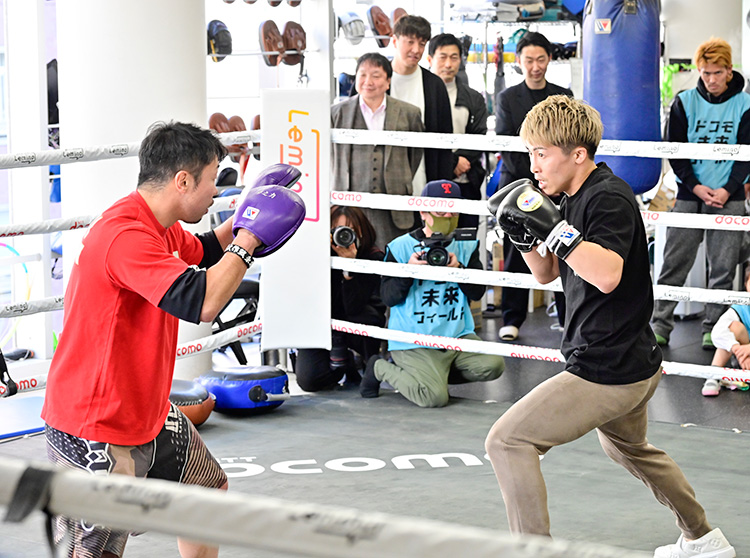 井上尚弥選手&大橋ボクシングジム | 2023 ドコモ未来フィールド | 井上選手のサンドバッグと八重樫トレーナーとのミット打ち