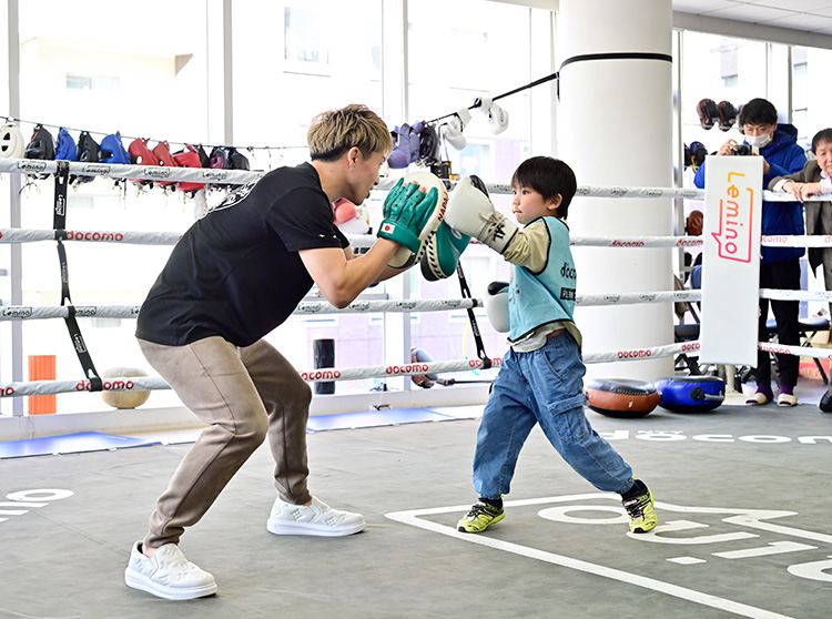 井上尚弥選手&大橋ボクシングジム | 2023 ドコモ未来フィールド | 井上選手にパンチを受けてもらう子どもたち