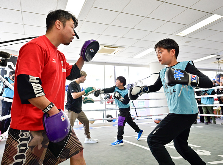 井上尚弥選手&大橋ボクシングジム | 2023 ドコモ未来フィールド | 井上選手にパンチを受けてもらう子どもたち